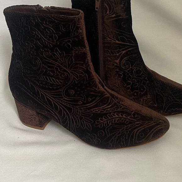 Brown velvet ankle boot Size 9 EUC Funky - Picture 2 of 14